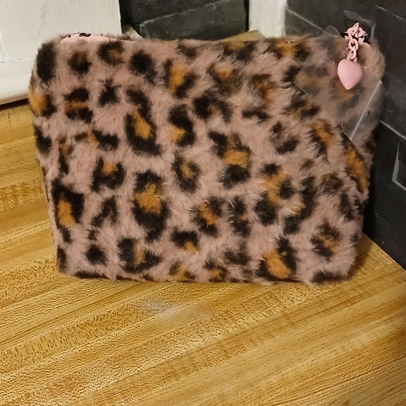 Juicy Couture NWT Mauve Colored Leopard Print Cosmetic Case - Picture 3 of 6